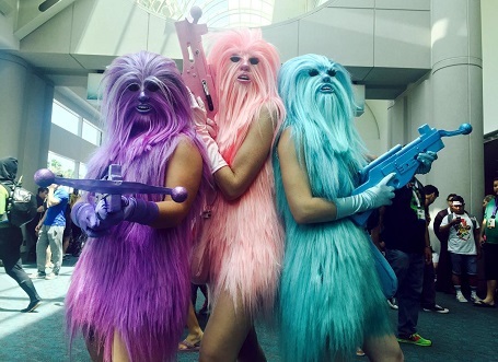 Fan hóa trang thành các “chị em” của Chewbacca tại một lễ hội hóa trang ở San Diego, Mỹ.
