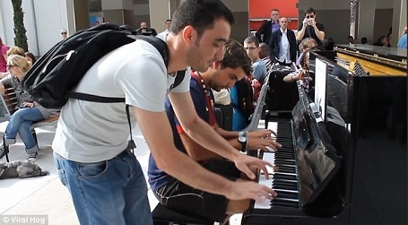 Màn song tấu piano của hai người đàn ông xa lạ gây sửng sốt - 3 Hai người đàn ông đã cùng phô diễn khả năng chơi đàn của mình và tạo nên một bản hòa tấu ấn tượng. Bản nhạc họ chơi có tên “Una Mattina” - một tác phẩm gắn liền với nghệ sĩ piano người Ý Ludovico Einaudi.