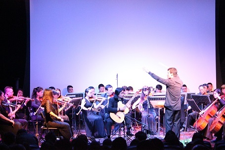 Nghệ sĩ thể hiện “Concierto de Aranjuez”. Đây là tác phẩm viết cho guitar cổ điển và dàn nhạc của nhạc sĩ khiếm thị Joaquin Rodrigo. Được viết năm 1939, thành công của bản concerto này đã đưa tên tuổi Rodrigo ra tầm thế giới.