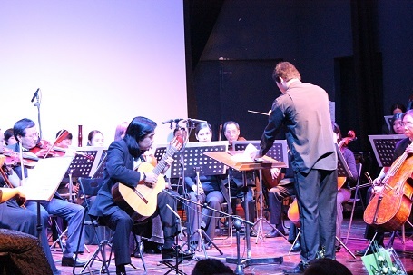 Nghệ sĩ Phạm Hồng Hà và nhạc trưởng Nguyễn Khắc Thành trong đêm biểu diễn