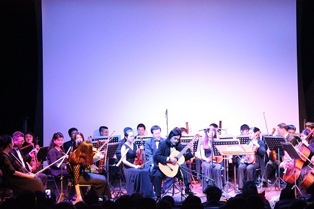 Nghệ sĩ, nhạc sĩ Phạm Hồng Hà biểu diễn trong đêm nhạc tại quê hương