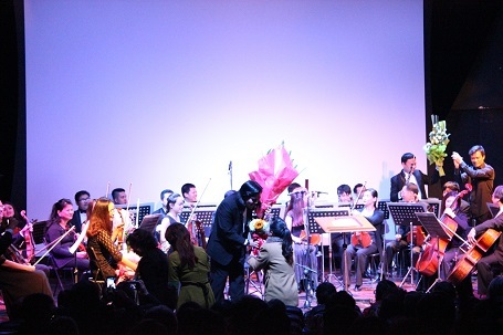 Nghệ sĩ Phạm Hồng Hà trong vòng tay người hâm mộ