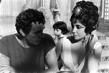 Richard Burton và Elizabeth Taylor. Phía sau là cô con gái nhỏ của Liz - Liza - trên phim trường “Cleopatra” ở Rome, Ý, năm 1962.