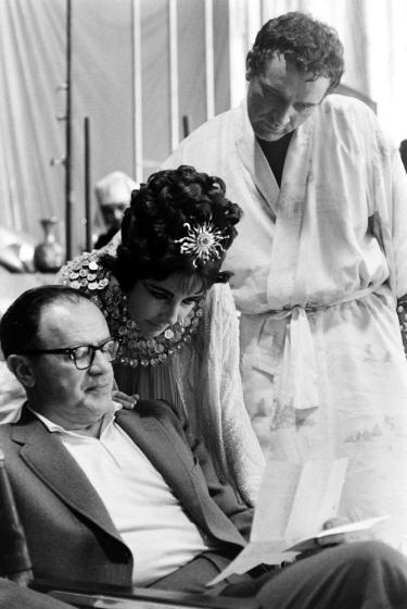 Elizabeth Taylor và Richard Burton bên đạo diễn Joseph L. Mankiewicz trên phim trường.
