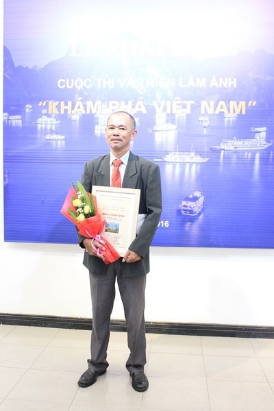 Tác giả Phạm Văn Thành chia sẻ: “Đây là biển ở giáp ranh Ninh Thuận- Bình Thuận- nơi có những rạn san hô rất đẹp. Tôi đã đầu tư máy chụp ảnh dưới nước và lặn sâu xuống 2m dưới mặt nước biển trong vài tiếng để chụp tác phẩm này. Và phải mất đến lần thứ 2 tôi mới có thể chụp đúng như ý muốn. Thông qua tác phẩm, tôi muốn gửi thông điệp đến tất cả mọi người hãy chung tay bảo vệ môi trường, nhất là với môi trường biển nhằm chống lại những biến đổi khí hậu khắc nghiệt”