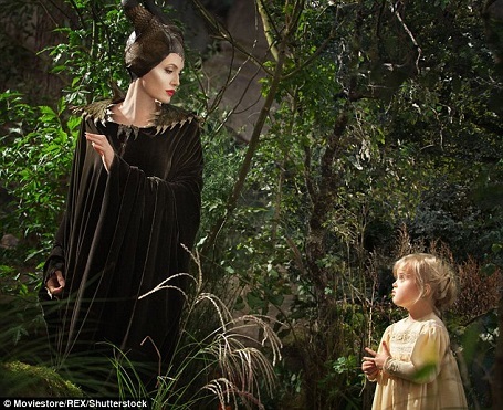 Angelina Jolie cùng con trai Pax Thiên tham gia lồng tiếng cho phim - 4 Cô con gái út của Angelina Jolie và Brad Pitt - Vivienne (7 tuổi) đã có cơ hội cùng mẹ xuất hiện trong phim “Maleficent” (2014).