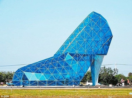 Kinh ngạc trước nhà thờ hình chiếc giày thủy tinh của nàng Lọ Lem - 2 Tòa nhà màu xanh được thực hiện chủ yếu từ các tấm kính, có chiều cao gần 17m.