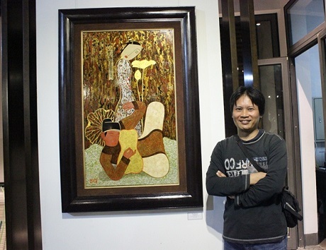 Họa sĩ Bùi Trọng Dư bên tác phẩm của mình. Anh đánh giá các tác phẩm năm nay khá tốt và có chất lượng, các họa sỹ thể hiện rõ rệt được những phong cách của mình. Anh nhấn mạnh, nghệ thuật cần nhất là yếu tố cá nhân, là cá tính riêng của từng nghệ sĩ.