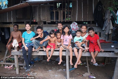 Cảm động hình ảnh con gái Angelina Jolie chơi đùa trong khu ổ chuột ở Campuchia - 6 Leida có 12 anh chị em, cả gia đình sống trong căn nhà lụp xụp trong khu ổ chuột ở quận Mundal Bai, Siem Reap.