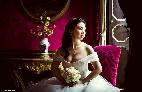 Nhiếp ảnh gia phương Tây bất ngờ “được mùa” nhờ cô dâu - chú rể Châu Á - 4 Các cặp đôi cũng rất chuộng những khách sạn đẳng cấp tại London, họ thường lựa chọn khách sạn nơi mình lưu lại làm một trong những bối cảnh cho bộ ảnh cưới.