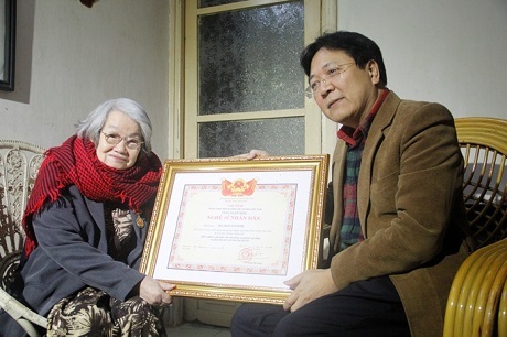 Thứ trưởng Bộ VHTT&DL Vương Duy Biên trao tặng danh hiệu cho NSND Tuệ Minh (Ảnh Q.Nguyên)