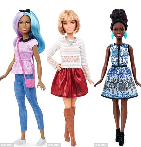 Lần đầu tiên xuất hiện búp bê Barbie… “thấp béo” - 6 Đây là sự phát triển mới nhất của một dòng búp bê đã trở nên nổi tiếng trên khắp thế giới. Năm ngoái, lần đầu tiên công ty sản xuất đã cho ra mắt mẫu dép bệt dành cho Barbie, thay vì chỉ toàn giày cao gót như trước.