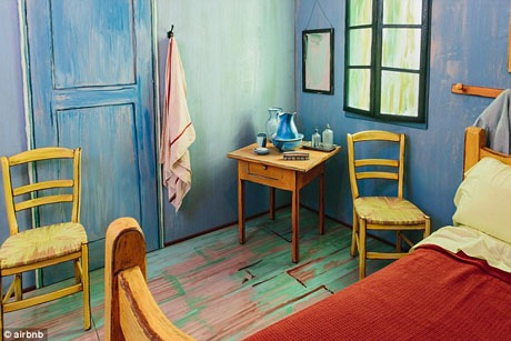 Sống trong siêu phẩm hội họa của Van Gogh với giá chỉ… 10 đô - 4 Chiếc giường đôi với chiếc chăn màu đỏ nằm ở một góc phòng giống như những gì được khắc họa trong tranh.