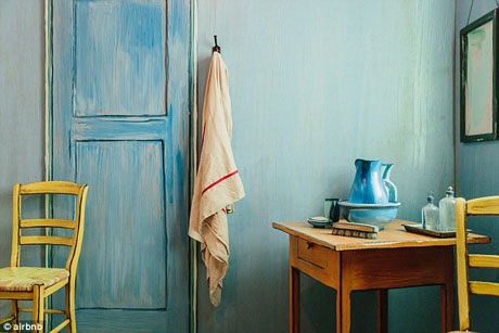 Sống trong siêu phẩm hội họa của Van Gogh với giá chỉ… 10 đô - 5 Những phụ kiện trong căn phòng đều được thực hiện giống hệt như trong bức tranh.