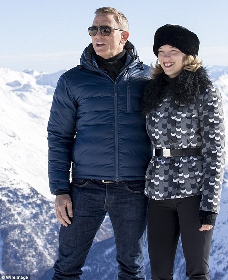 Daniel Craig đã bỏ túi hàng triệu đô la nhờ vai diễn điệp viên James Bond. Trong ảnh, Daniel đang chụp hình bên bạn diễn Lea Seydoux của tập phim “Spectre”.