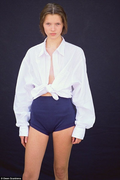 Được thực hiện bởi nhiếp ảnh gia Owen Scarbiena trong mùa hè năm 1988, Kate Moss lúc này vẫn còn là một cô bé 14 tuổi vô danh sở hữu gương mặt trong sáng, tinh khôi.