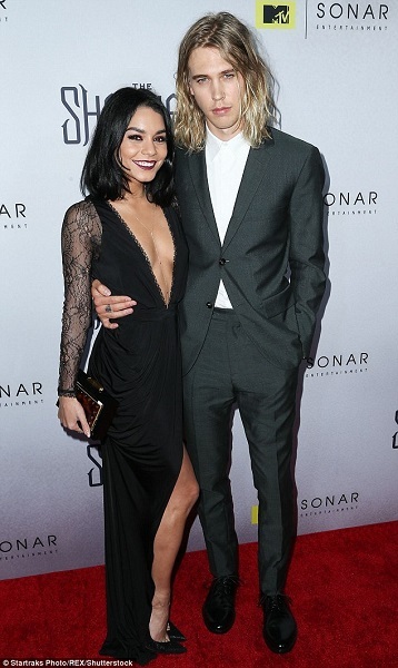 Nữ diễn viên “High School Musical” bị điều tra vì khắc tên lên núi đá - 5 Vanessa Hudgens và bạn trai - nam diễn viên Austin Butler - đã hẹn hò từ năm 2011. Cách kỷ niệm tình yêu của họ trong lễ Valentine vừa qua đã đưa lại rắc rối cho cặp đôi