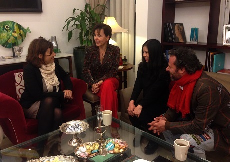 Hai NTK ChuLa và Thương Huyền đang trao đổi ý tưởng với bà Đại sứ Ý Cecilia Piccioni và bà Phó Đại sứ Ý Natalia Sangitini tại nhà riêng của Đại sứ Ý.