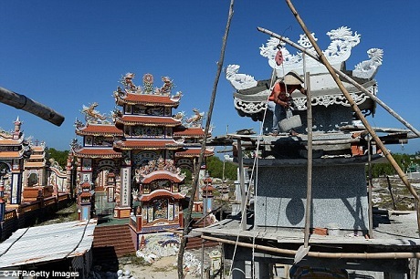 “Thành phố lăng mộ” ở Huế xuất hiện trên báo nước ngoài - 5 Tại nghĩa trang ở làng An Bằng, việc xây cất, sửa chữa diễn ra quanh năm.