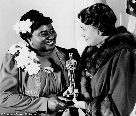 Cuộc đời buồn của nữ diễn viên “Cuốn theo chiều gió” - 3 Hattie McDaniel là người Mỹ gốc Phi đầu tiên nhận được giải Oscar. Người trao giải cho bà là nữ diễn viên Fay Bainter.