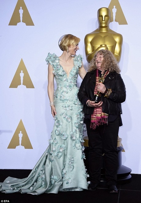Không xinh đẹp, thời thượng, đừng hy vọng được tán thưởng ở Oscar! - 10 Jenny Beavan nắm giữ tượng vàng trong tay và chụp hình kỷ niệm cùng với nữ diễn viên Cate Blanchett trong phòng truyền thông.