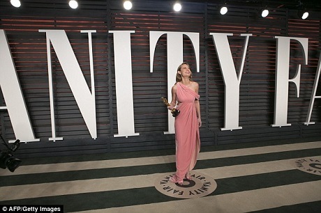 Phát sốt với hình ảnh Brie Larson “quậy tưng” trong âm nhạc - 10 Brie Larson tại bữa tiệc sau lễ trao giải Oscar. Gương mặt hạnh phúc rạng ngời của cô đã nói lên tất cả.