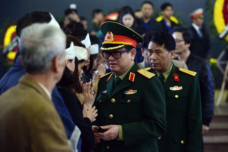 
Nhạc sĩ Đức Trịnh - Hiệu trưởng trường ĐH VH NT Quân Đội chia buồn cùng gia đình nhạc sĩ Lương Minh
