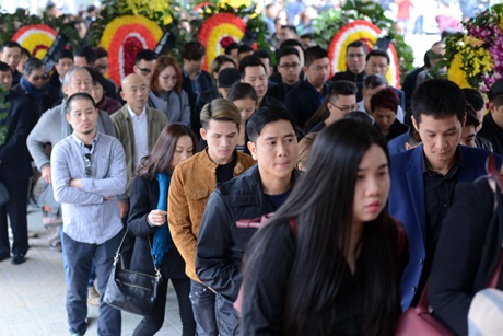 
Nhiều gương mặt MC, nhạc công, nghệ sĩ quen thuộc đã có mặt để vào viếng nhạc sĩ Lương Minh
