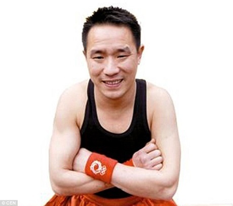 Nghệ sĩ nhào lộn và tuyệt chiêu nâng 24 chiếc ghế bằng… răng - 3 Li Hongxiao luyện tập mỗi ngày bằng cách chạy bộ 3km, nhai hai viên đá và sau đó nâng 20 chiếc ghế gỗ trong công viên.