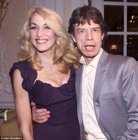 Tình chị em kỳ lạ của những bà vợ… “chung chồng” - 10 Từ lâu Jerry Hall đã được biết tới là nhân vật trung gian kết nối những người phụ nữ từng bước qua cuộc đời nam ca sĩ đào hoa Mick Jagger.