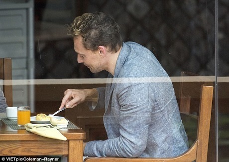 Báo Anh sang… Việt Nam “truy tìm” nam diễn viên “Kong: Skull Island” - 4 Tom Hiddleston mặc vest rất bảnh đi ăn sáng. Anh đã dần chứng tỏ mình hoàn toàn phù hợp để vào vai 007.