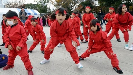 Trẻ em đang khởi động chuẩn bị cho một màn nhảy múa lấy cảm hứng từ các chiến binh ninja phục vụ cho phần trình diễn trực tiếp tại viện bảo tàng ninja ở thành phố Iga thuộc tỉnh Mie - nơi vốn được biết tới là quê hương của các chiến binh ninja.