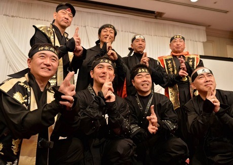 Nhật Bản tuyển dụng… ninja, trả lương hậu hĩnh - 4 Năm ngoái, nhiều quan chức Nhật Bản đã cùng nhau hóa trang thành ninja để thể hiện quyết tâm thúc đẩy phát triển hoạt động du lịch của địa phương mình.