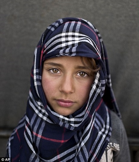 Cô bé Hiba Sood, 6 tuổi, đến từ Hassakeh, Syria từng có ước mơ trở thành giáo viên, nhưng hiện giờ khi rơi vào cảnh thất học, ước mơ của em thật khó trở thành hiện thực.