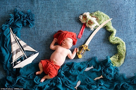 Ngộ nghĩnh với hình ảnh những em bé bước ra từ “Đêm Ả Rập” - 2
Nhiếp ảnh gia Neli rất hài lòng với những bức ảnh của mình, nhưng cô cũng thú thực rằng để các em bé chịu “hợp tác” là điều không đơn giản. Trong ảnh, em bé đang nằm ngủ được đặt vào trong một cuộc chiến giả tưởng với quái vật biển.
