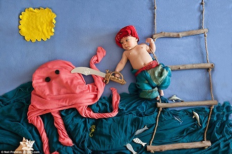 Ngộ nghĩnh với hình ảnh những em bé bước ra từ “Đêm Ả Rập” - 10
Thuyền trưởng Sinbad chiến đấu với quái vật bạch tuộc. Tình cờ ánh mắt của cậu bé này làm tăng thêm tính hài hước cho bức ảnh.