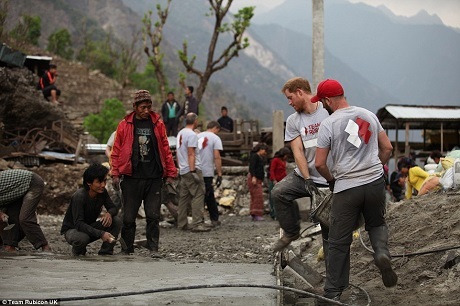 Ấn tượng hình ảnh Hoàng tử Anh lao động chân tay giúp người dân Nepal - 4 Bên cạnh việc giúp xây dựng lại trường học, đội tình nguyện còn giúp xây dựng một nông trại sử dụng năng lượng mặt trời và sửa chữa tua-bin thủy điện đã bị hỏng sau động đất.