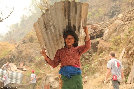 Ấn tượng hình ảnh Hoàng tử Anh lao động chân tay giúp người dân Nepal - 5 Ngôi làng Lapubesi ở vùng Gorkha có 3.000 người dân, 95% nhà cửa nơi đây đã bị hủy hoại, 16 người dân bản địa đã thiệt mạng trong trận động đất và hơn 150 người bị thương.