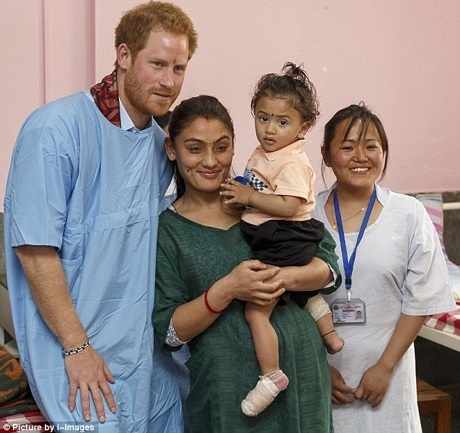 Ấn tượng hình ảnh Hoàng tử Anh lao động chân tay giúp người dân Nepal - 8 Hoàng tử Harry đến thăm bệnh viện nhi Kanti ở Nepal, nơi đây điều trị cho nhiều em nhỏ bị thương sau trận động đất.