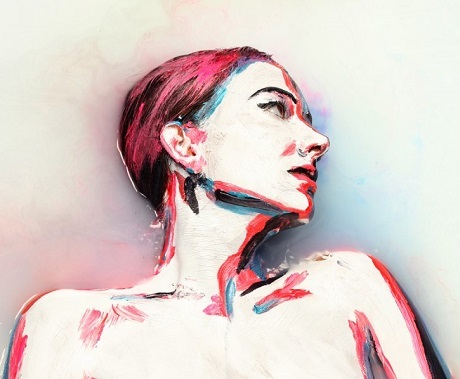 Người mẫu nằm trong một bồn nước để tạo nên hiệu ứng ấn tượng cho bức ảnh.