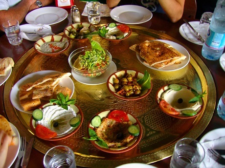 Thổ Nhĩ Kỳ và bữa sáng “meze”: Bữa sáng của người Thổ Nhĩ Kỳ khá… cầu kỳ và được thực hiện theo phong cách “meze” vốn phổ biến ở vùng cận Đông và bán đảo Balkan. Mâm thức ăn sáng gồm các bát nhỏ đựng những món ăn nhẹ như trái ô-liu, cà chua, pho-mát trắng, mùi tây vắt chanh, trứng, mật ong, ớt cubanelle, dưa chuột, xúc xích tỏi, và bánh mặn. Cuối bữa ăn, người Thổ Nhĩ Kỳ còn uống trà, cũng là một thức uống chống oxy hóa.
