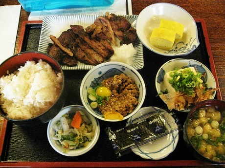 Nhật Bản và bữa sáng với cơm gạo: Bữa sáng truyền thống của người Nhật thường có cơm hoặc cháo đặc, đậu phụ, rau củ muối chua, đậu nành lên men, rong biển sấy khô, và đương nhiên không thể thiếu cá. Món trứng thường được người Nhật thực hiện đẹp mắt với kiểu trứng cuộn. Nhìn chung món ăn Nhật không có nhiều đường lại chứa nhiều khoáng chất và vitamin. Kết thúc bữa sáng, người Nhật uống trà xanh - thức uống rất tốt cho sức khỏe.