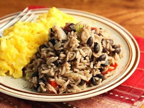 Costa Rica và món Gallo Pinto: Đậu đen vốn đã được biết tới là giàu khoáng chất. Người Costa Rica thường trộn đậu đen với gạo, thì là, hạt tiêu và tỏi, ngoài ra còn có trứng và các thức quả nhiệt đới khác như xoài, dứa, đu đủ, mã đề.