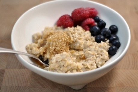 Iceland và món Hafragrautur: Đây là một món cháo đặc nấu bằng bột yến mạch. Người ta có thể nấu cháo bằng nước hoặc bằng sữa, rắc đường nâu, nho khô, hạt dưa. Ngoài ra, còn cho thêm một chút dầu gan cá và sữa chua ít béo.