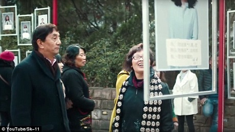 Quảng cáo kể về chuyện… muộn chồng “gây sốt” - 11 Cha mẹ của một cô gái được đưa ra chợ tình Thượng Hải và tìm thấy ảnh của con gái mình, nhưng thay vì một bản “sơ yếu lý lịch” đính kèm thì cô con gái của họ đã để lại một thông điệp dành cho cha mẹ rằng: “Cho dù con sống độc thân, con sẽ luôn hạnh phúc, tự tin và sống tốt”.