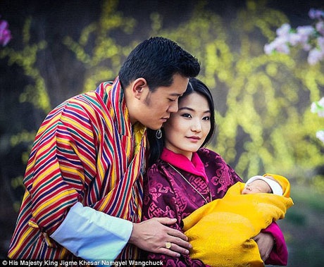 Cuộc đời cổ tích của Hoàng hậu đến từ “quốc gia hạnh phúc nhất” - 4 Hoàng hậu Pema sinh ra trong một gia đình khá giả nhưng về cơ bản, cô vẫn là một thường dân không có vị thế nổi trội khi so sánh với Quốc vương Bhutan.