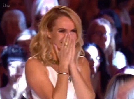 Giám khảo Amanda Holden đã quá phấn khích trước phần thi của cô bé Beau nên quyết định bấm nút vàng.