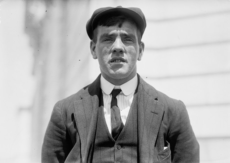 Chuyện gì đã xảy ra sau khi tàu Titanic chìm? - 1 Anh thanh niên Frederick Fleet, khi đó 24 tuổi, làm nhiệm vụ gác tàu đã là người đầu tiên nhìn thấy tảng băng đang dần trôi về phía tàu Titanic. Sau khi sống sót trải qua thảm kịch chìm tàu, Frederick còn làm nghĩa vụ quân nhân trong cả hai cuộc Thế chiến, nhưng vào năm 1965, Frederick bị trầm cảm nặng và đã tự sát. (Ảnh chụp năm 1912)