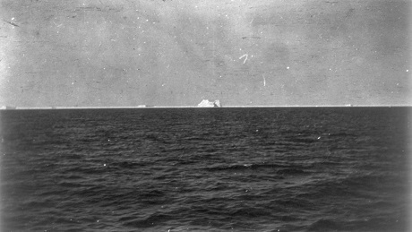 Chuyện gì đã xảy ra sau khi tàu Titanic chìm? - 2 Bức ảnh chụp sáng ngày 15/4/1912 ghi lại hình ảnh tảng băng trôi đã khiến con tàu Titanic bị chìm.
