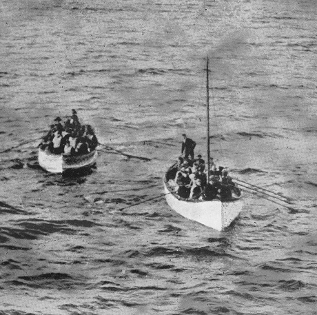 Chuyện gì đã xảy ra sau khi tàu Titanic chìm? - 3 Những người sống sót sau vụ chìm tàu Titanic bơi xuồng lại gần tàu RMS Carpathia để chuẩn bị lên tàu.